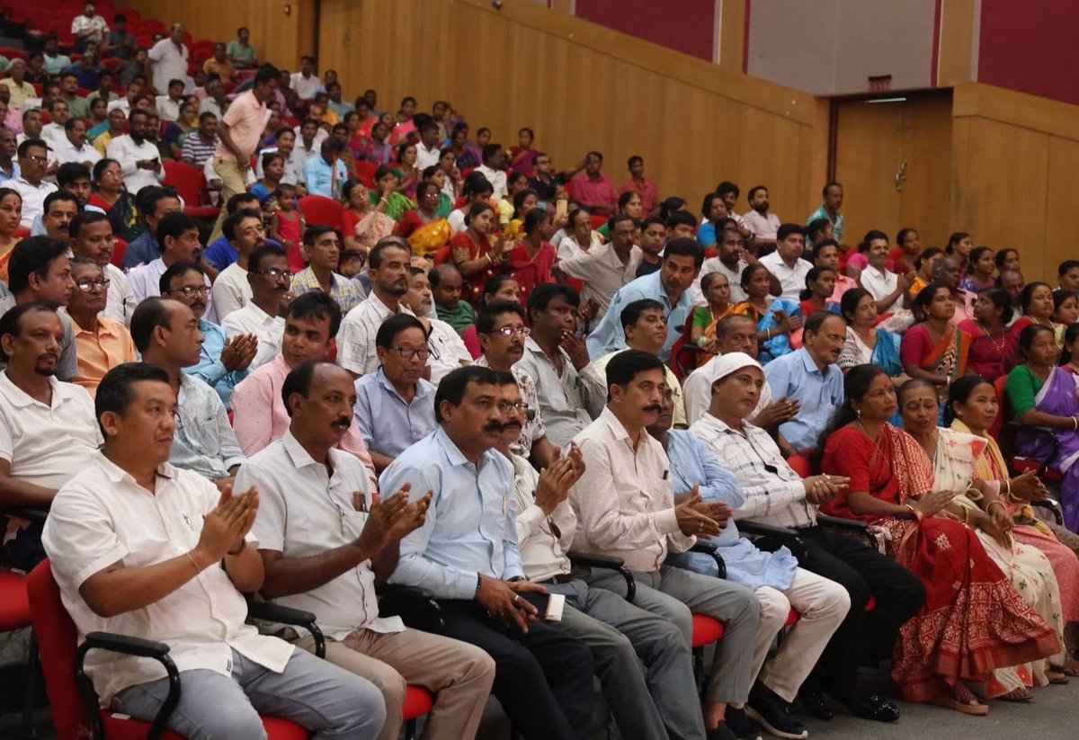 BjpBiplab's tweet photo. भाजपा दक्षिण जिला (पिलाक) द्वारा आयोजित विभाजन विभीषिका स्मृति दिवस कार्यक्रम को संबोधित किया तथा स्मृति रैली में सहभागिता की।

इस अवसर पर विभाजन की त्रासदी में अपने प्राणों की आहुति देने वाले सभी अमर बलिदानियों को श्रद्धांजलि अर्पित की और उनके त्याग एवं संघर्ष को नमन किया। https://t.co/rU5oYeZWzU