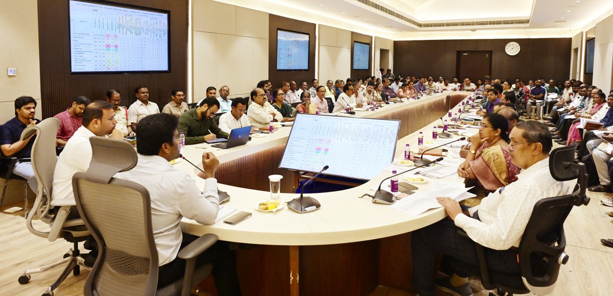 vizagcollector's tweet photo. Conducted a review meeting with all District Officers on PGRS grievances and instructed them to ensure the timely disposal and closure of grievances through proper verification, due diligence and a citizen-friendly, responsive and justice-oriented approach. https://t.co/PjhM0N33ta