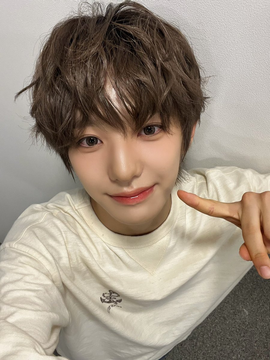 yuhz_official's tweet photo. [📸]

디어즈!! 벌써 100일이다 그동안 많은 사랑받아서 너무 행복했어 앞으로도 더 오래오래 행복하고 멋있는 모습으로 활동할 테니까 계속 지켜봐 줘 사랑해 🫶🏻🫶🏻

#YUHZ #유어즈
#SECHAN #세찬 https://t.co/U0qVgJ86OT