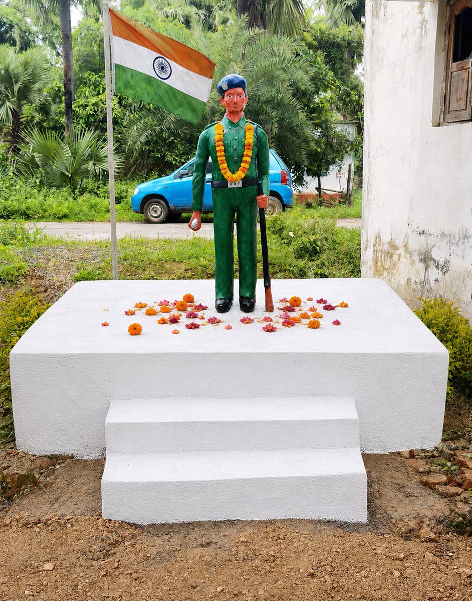 2bn_crpf's tweet photo. 80वें स्वतंत्रता दिवस के उपलक्ष्य में 2 वाहिनी CRPF के कमांडेंट श्री कमलेश कुमार ने ग्राम झापड़ा, सुकमा निवासी वीर बलिदानी लच्छू पोडियामी के परिजनों से भेंट कर उन्हेंमिठाई एवं साड़ी भेंट कर उनके सम्मानित किया।वाहिनी द्वारा वीर बलिदानी के शहीद स्मारक का जीर्णोद्धार भी कराया गया। https://t.co/LKYYdIGESt