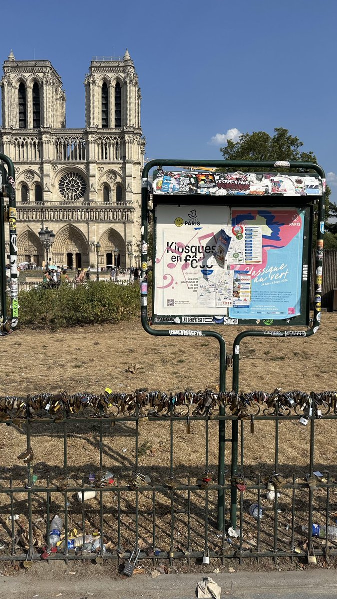 EricKLein_'s tweet photo. Notre-Dame la veille du 15 août. C’est lamentable. Cet endroit aurait dû être parfaitement entretenu. La Seine est à 10 mètre en contrebas, il suffit d’une pompe pour arroser. Mais les socialistes font exprès de transformer le site en ZAD parce qu’il s’agit d’un édifice religieux.