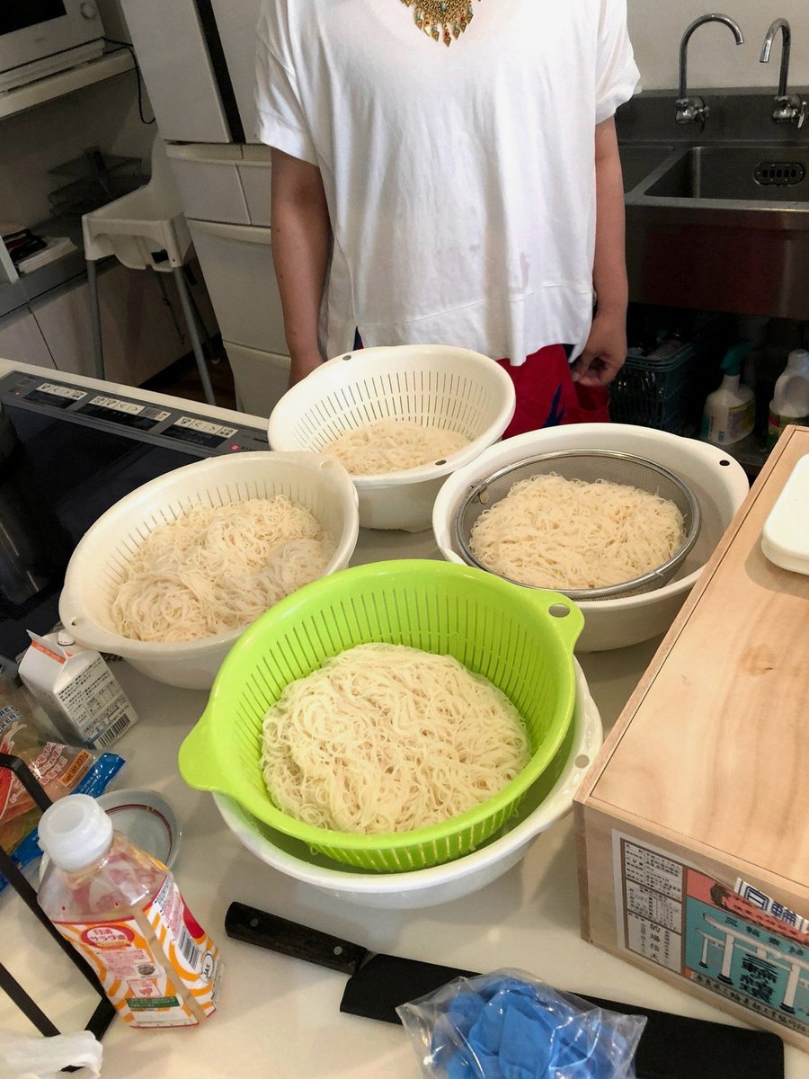 NiceGustinFan's tweet photo. 👶、ここ最近実物大ピカチュウぬいにニコニコでちゅーしてるのを何回か目撃してるんやけど、今日はもんぽけの小さいぬいを持ってキャッキャしてたので試しに「ちゅーは？」と言ってみたらちゅーしに言ってた。覚えた？！😂 https://t.co/SewbqLiCxW