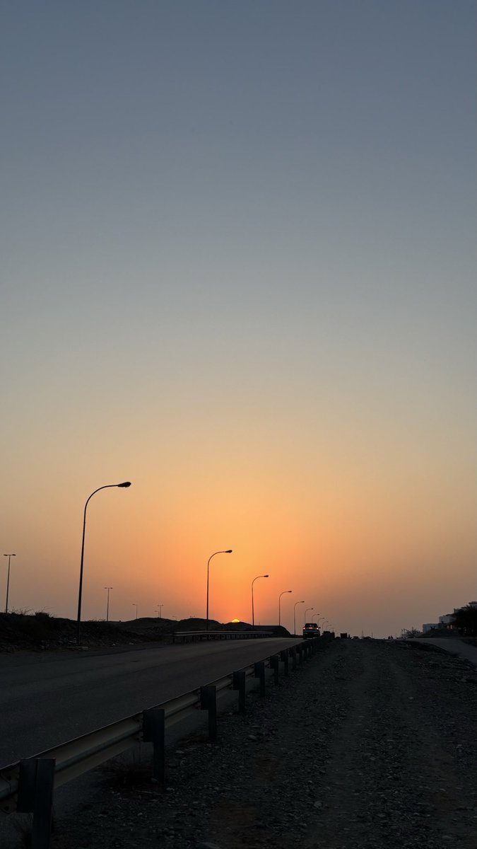 al4iblog's tweet photo. كانت الشمسُ جديرةً بأن تشفيني. https://t.co/GwJWZuc0b4