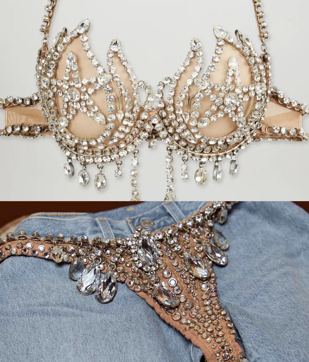 lohanisgod's tweet photo. britney spears wearing a $1 million diamond victoria’s secret bra designed by bob mackie.

the entire set worn by britney spears was later auctioned off for $1.8 million. https://t.co/CoCYZcNy4D