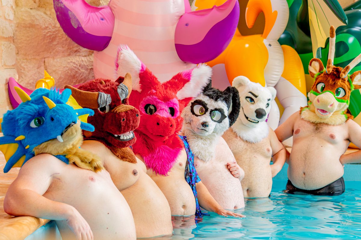 Tiro_thepolar's tweet photo. What are you waiting for? Come join us in the pool for the #fatboyfriday !

With @FlarryDerg @KassnBucket @Rowanthefluff @PandjiroP @AurwooCariboo 

📸 @PotitCerf https://t.co/BqXiKwEVct
