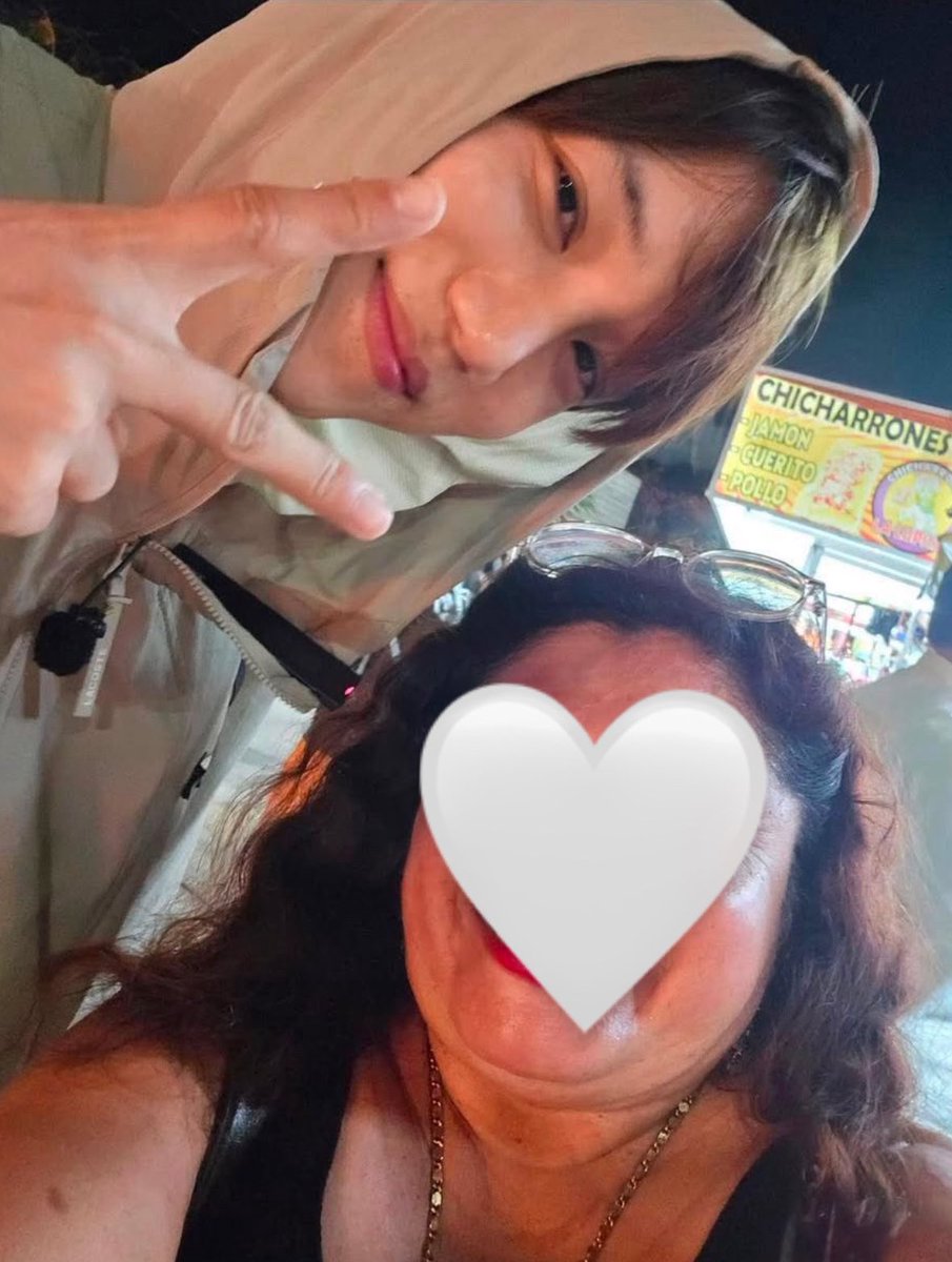 kaidiction's tweet photo. NAHHH SHE GOT A PIC WITH JONGIN
HE IS SO PRETTY I CANTTTT 😭😭😭 https://t.co/wRIukjI312