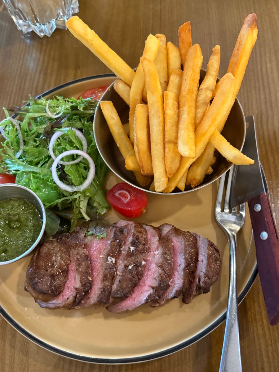 Poppyfn's tweet photo. The salad is just there to make the steak look bigger. https://t.co/65ffyHmluK