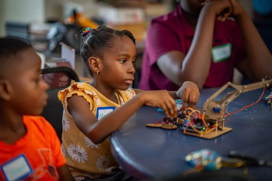 FPWConnexion's tweet photo. Robotique, programmation et sciences sont désormais au cœur des vacances de jeunes Cayens. Lancé le mardi 11 août 2026 au Club Anfòm Anfòm, le X-Robot Kids Summer Club initie les 7-14 ans aux STEM, à travers apprentissage, expérimentation et innovation.
@FPWConnexion https://t.co/GFaj4qzVtz