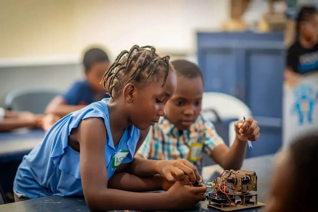 FPWConnexion's tweet photo. Robotique, programmation et sciences sont désormais au cœur des vacances de jeunes Cayens. Lancé le mardi 11 août 2026 au Club Anfòm Anfòm, le X-Robot Kids Summer Club initie les 7-14 ans aux STEM, à travers apprentissage, expérimentation et innovation.
@FPWConnexion https://t.co/GFaj4qzVtz