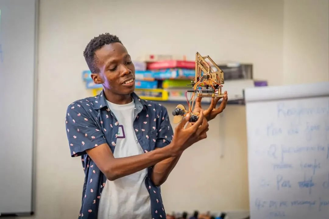 FPWConnexion's tweet photo. Robotique, programmation et sciences sont désormais au cœur des vacances de jeunes Cayens. Lancé le mardi 11 août 2026 au Club Anfòm Anfòm, le X-Robot Kids Summer Club initie les 7-14 ans aux STEM, à travers apprentissage, expérimentation et innovation.
@FPWConnexion https://t.co/GFaj4qzVtz
