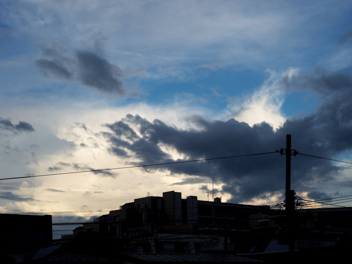 marginalreview's tweet photo. 終戦記念日前日の夕暮れ。不安定な天気。千葉県では豪雨で大変なことになっている。久々のVoigtlander NOKTON classic 40mm f1.4 https://t.co/sWVsnNfEHz