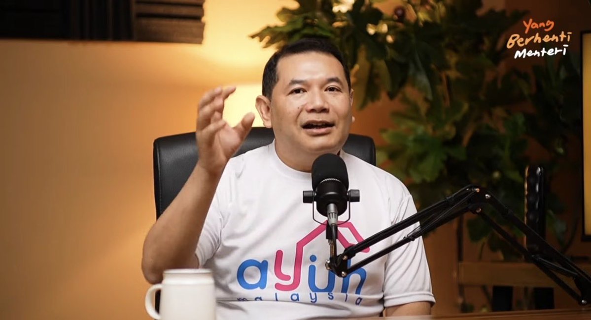 amer7211's tweet photo. Podcast YBM#59 belum tamat. Tapi penerangan @rafiziramli terkait 3 isu penting yang tidak disentuh oleh mana2 ahli parlimen ketika Sidang Khas baru2 ini betul2 membuka minda betapa ceteknya pemahaman dan kebijaksanaan mereka dalam merungkai isu sebenar yang perlu ditangani. 

• Zakat
• Jawatankuasa Pematuhan Syariah
• Nama2 mereka yang perlu disiasat

Tiada seorang pun yang mampu melihat dengan lebih teliti dan mendalam betapa besarnya kerosakan kepada Tabung Haji. Andaian mengatakan Tabung Haji sudah baik sekarang berbanding dulu (2022) seperti yang dipetik, jauh daripada benar. 

Korang jangan petik suka-suki. Rafizi bila dia sudah korek, dia betul2 korek. Dia korek dengan analisa kewangan, angka2 dan data. Malaysia perlukan sosok ini! 🫵🏼