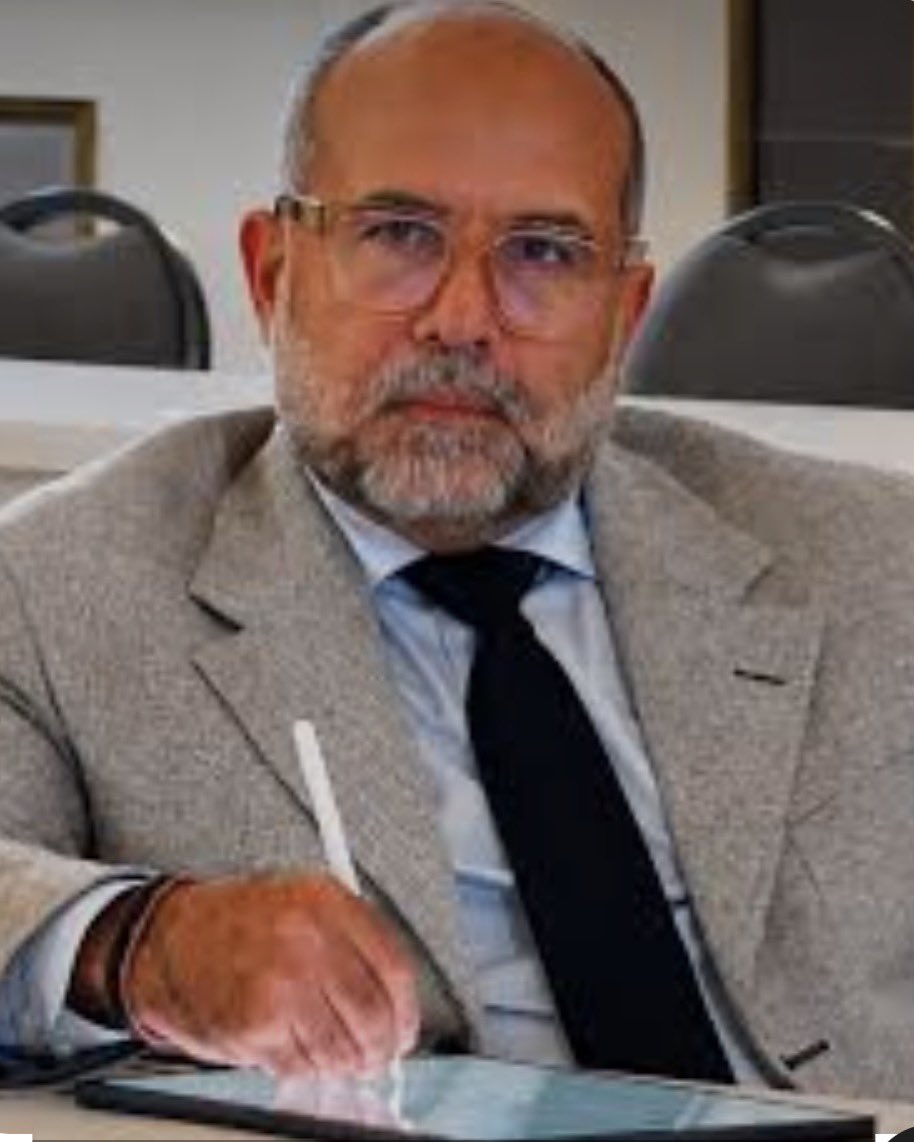 Simonovis's tweet photo. Este genio es el Diputado por  Primero Justicia Jorge Millan de la Asamblea 2015. 
Según él: “Será el nuevo TSJ encargado de garantizar la salida de los presos políticos …  no se alcanzó un acuerdo … el chavismo decidió postergarlo” 

Importante saber si Millán asistió a la reunión que según Dinorah Figuera se realizó con familiares de presos políticos. 

No es posible hablar de transición sin la liberación de TODOS LOS PRESOS POLÍTICOS. La represión, persecución política y tortura ha sido siempre el modo de sostenimiento de las dictaduras.