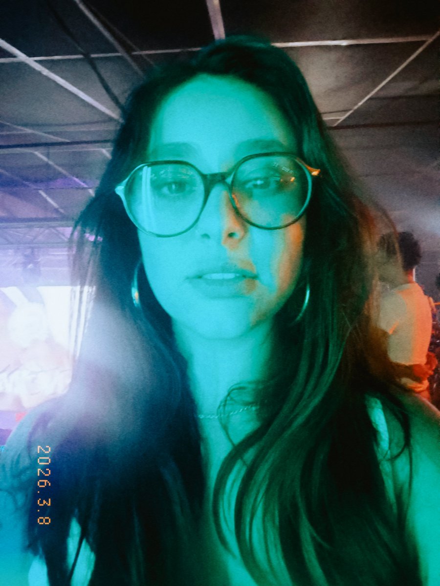 julicadajihyo's tweet photo. se chorei ou se sorri o importante são as emoções que eu viviiiiiiiii festa epica linda abençoada por deus essa venom!!!! vida longa a melhor de porto alegre, a muitos momentos felizes e muitos amigos no caminho https://t.co/b4sqKbyfx5