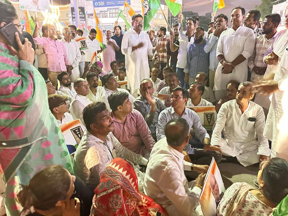 BSBhatiInc's tweet photo. आज बीकानेर के अम्बेडकर सर्किल पर हल्द्वानी में कांग्रेस अध्यक्ष श्री मल्लिकार्जुन खड़गे जी की सभा के बाद मंच के “शुद्धिकरण” की घटना के विरोध में सत्याग्रह मार्च निकालकर प्रदर्शन किया।

यह केवल खड़गे जी का नहीं, बल्कि संविधान और सामाजिक समानता का भी अपमान है। भाजपा-RSS की भेदभावपूर्ण सोच के खिलाफ हमारा संघर्ष जारी रहेगा।

सामाजिक न्याय, समानता और संविधान की रक्षा के लिए हम सदैव मजबूती से आवाज़ उठाते रहेंगे।