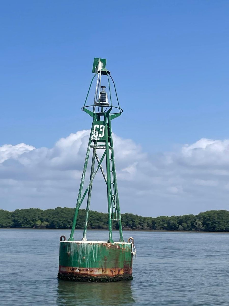 inocarec's tweet photo. A fin de mantener operativo el sistema de balizamiento marítimo y garantizar condiciones para el ingreso y salida de embarcaciones en el puerto principal, técnicos del #Inocar ejecutan trabajos de mantenimiento de las ayudas a la navegación en coordinación con la @PuertoGye https://t.co/aDQgRMKaHx
