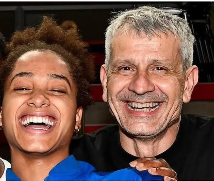 Rik_1979's tweet photo. @pierpi13 Ma cosa c'entra Vannacci? Sara Curtis mica è clandestina! Anzi, suo padre, Vincenzo Curtis è italianissimo e caucasico😬🫵😂 https://t.co/IR0Pc8M0qn