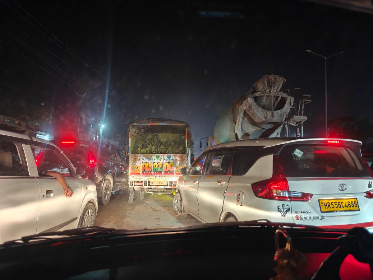 UnitedDemocrat's tweet photo. Moradabad delhi highway is a mess now. Jam is everywhere and nobody is taking pain to clear. NH 9 is hell now at gajraula at the moment. @UPGovt @Uppolice @NHAI_Official @amrohapolice https://t.co/NpxIMKoNkI