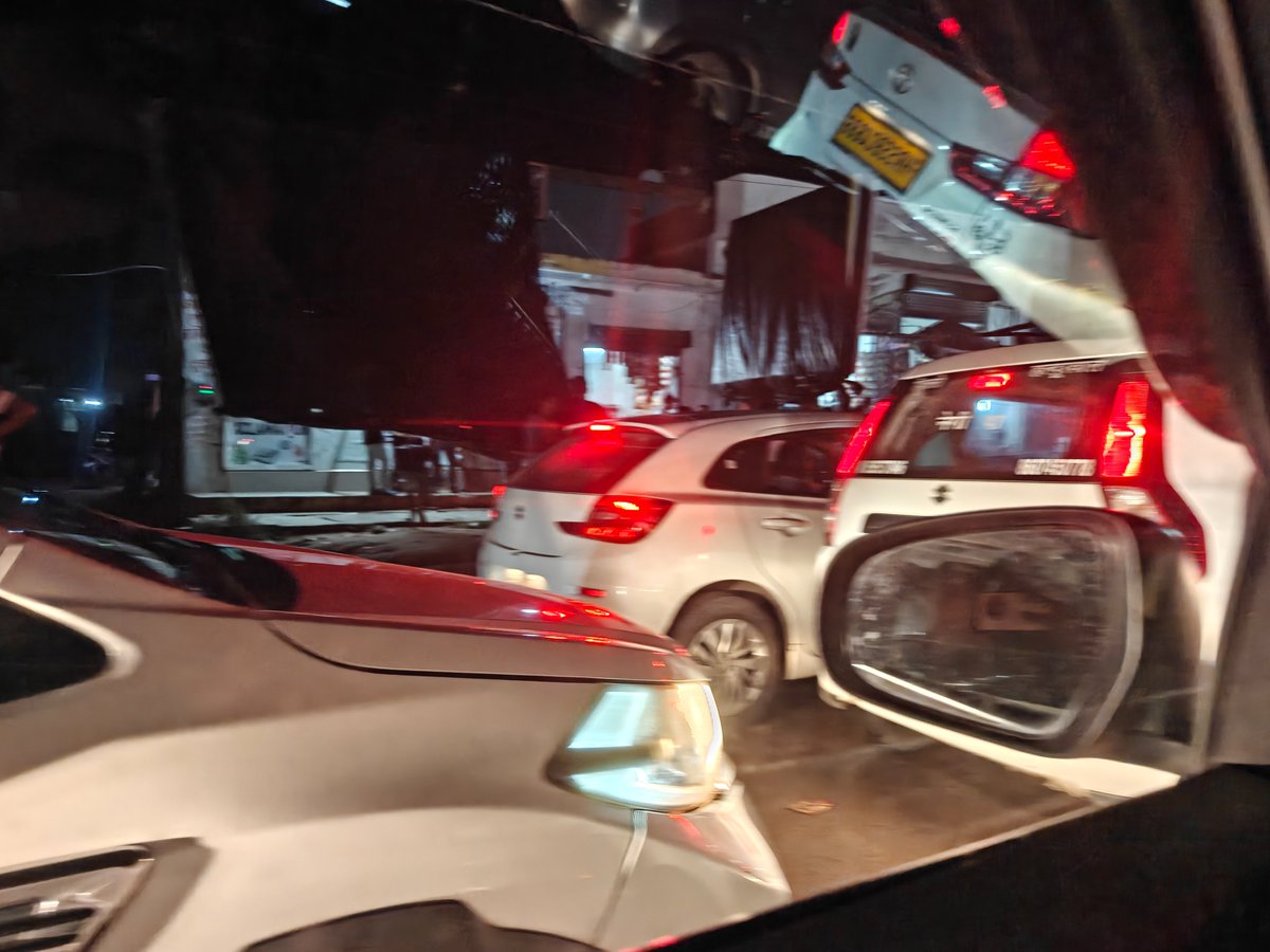 UnitedDemocrat's tweet photo. Moradabad delhi highway is a mess now. Jam is everywhere and nobody is taking pain to clear. NH 9 is hell now at gajraula at the moment. @UPGovt @Uppolice @NHAI_Official @amrohapolice https://t.co/NpxIMKoNkI