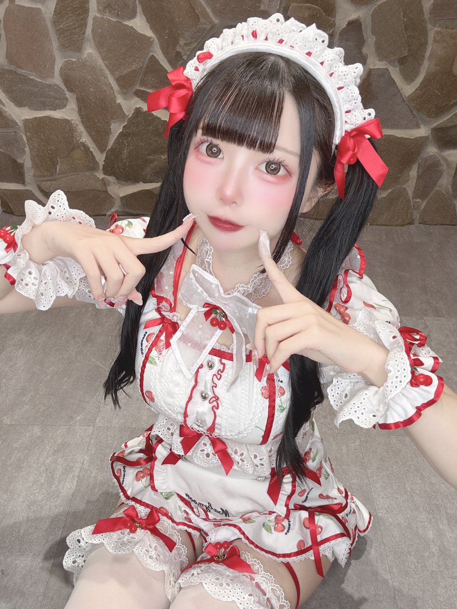 amaimai0712's tweet photo. 這套櫻桃女僕裝真的好可愛🍒♡

&amp;睽違好多年的全黑髮😻 https://t.co/YPht33zIxd