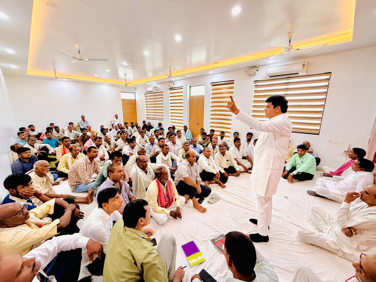 Y_Sangram's tweet photo. आज़ समाजवादी पार्टी कार्यालय अतरौलिया पर PDA की एकजुटता एवं सामाजिक न्याय के राज की स्थापना हेतु बैठक आयोजित हुई।

सभी साथियों ने मिलकर आगामी 2027 में PDA के महानायक आदरणीय श्री अखिलेश यादव जी के नेतृत्व में एकजुट होकर पूर्ण बहुमत से PDA की सरकार बनाने का संकल्प लिया ।

शानदार आयोजन के लिए आयोजक साथी रिंकू विश्वकर्मा जी एवं साथियों का बहुत-बहुत आभार एवं धन्यवाद !!
@yadavakhilesh