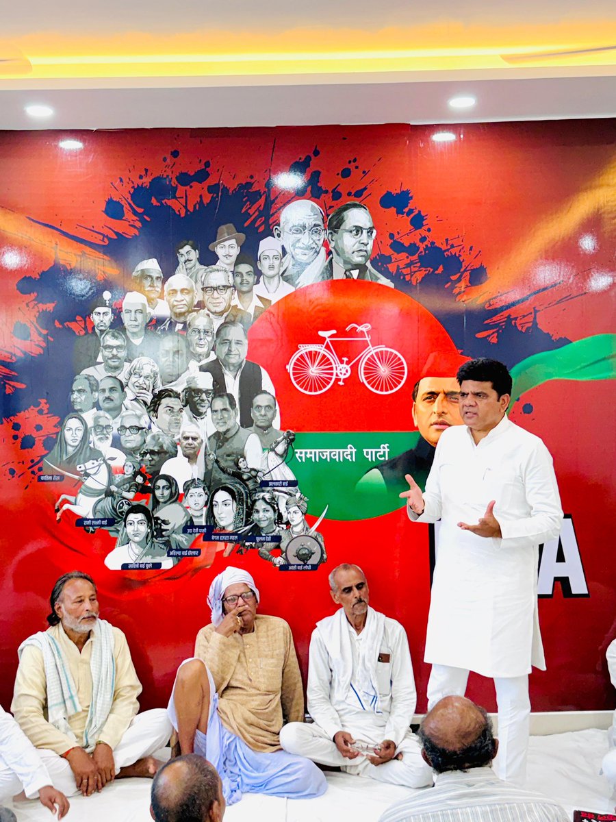 Y_Sangram's tweet photo. आज़ समाजवादी पार्टी कार्यालय अतरौलिया पर PDA की एकजुटता एवं सामाजिक न्याय के राज की स्थापना हेतु बैठक आयोजित हुई।

सभी साथियों ने मिलकर आगामी 2027 में PDA के महानायक आदरणीय श्री अखिलेश यादव जी के नेतृत्व में एकजुट होकर पूर्ण बहुमत से PDA की सरकार बनाने का संकल्प लिया ।

शानदार आयोजन के लिए आयोजक साथी रिंकू विश्वकर्मा जी एवं साथियों का बहुत-बहुत आभार एवं धन्यवाद !!
@yadavakhilesh