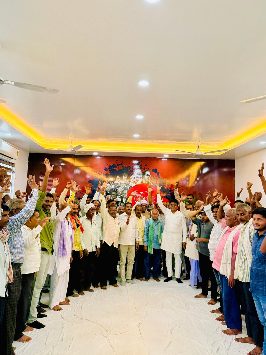 Y_Sangram's tweet photo. आज़ समाजवादी पार्टी कार्यालय अतरौलिया पर PDA की एकजुटता एवं सामाजिक न्याय के राज की स्थापना हेतु बैठक आयोजित हुई।

सभी साथियों ने मिलकर आगामी 2027 में PDA के महानायक आदरणीय श्री अखिलेश यादव जी के नेतृत्व में एकजुट होकर पूर्ण बहुमत से PDA की सरकार बनाने का संकल्प लिया ।

शानदार आयोजन के लिए आयोजक साथी रिंकू विश्वकर्मा जी एवं साथियों का बहुत-बहुत आभार एवं धन्यवाद !!
@yadavakhilesh