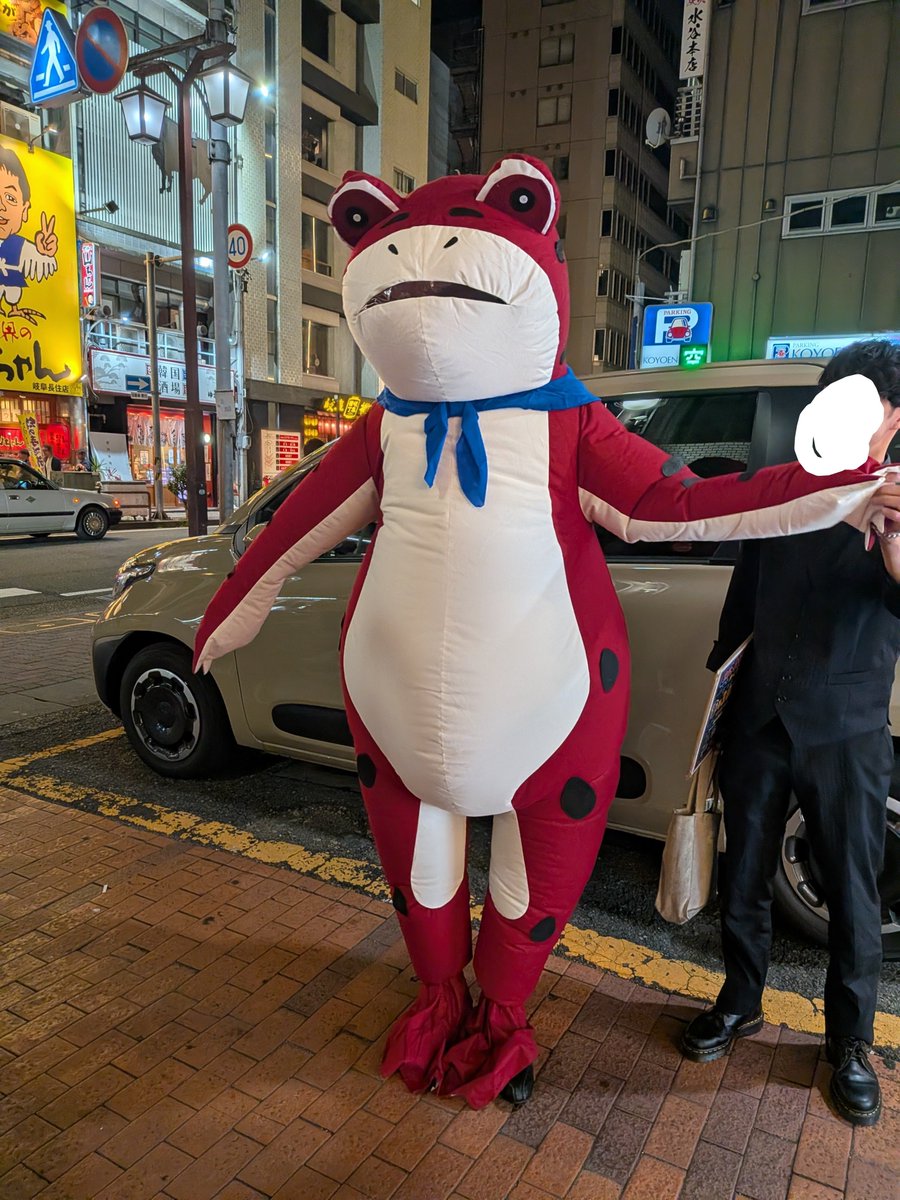 eda_aoi's tweet photo. @sakaoni_bot @mochiin328 今日岐阜駅近辺の飲み屋街で相方さん？を見かけました🤣 https://t.co/okW1z3OH7u