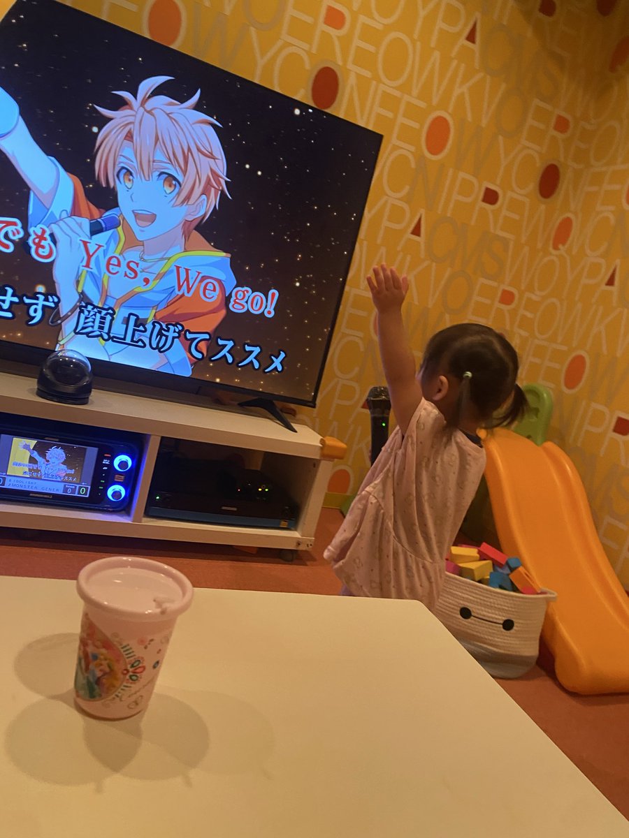 tk_mr_rn0014's tweet photo. 今日はひっっっさびさカラオケ！
キッズルーム室内まぢ充実してて娘も大はしゃぎ！
ボリュームなどのチェックの為にモンジェネ入れたら娘もノリノリにマイク持って歌って踊り出した✨️
可愛すぎた…🤦‍��️
また行こうね💕︎ https://t.co/QB8vQISSFg