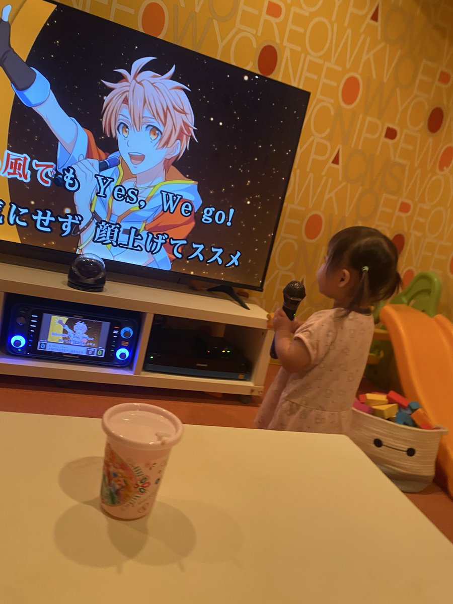 tk_mr_rn0014's tweet photo. 今日はひっっっさびさカラオケ！
キッズルーム室内まぢ充実してて娘も大はしゃぎ！
ボリュームなどのチェックの為にモンジェネ入れたら娘もノリノリにマイク持って歌って踊り出した✨️
可愛すぎた…🤦‍��️
また行こうね💕︎ https://t.co/QB8vQISSFg