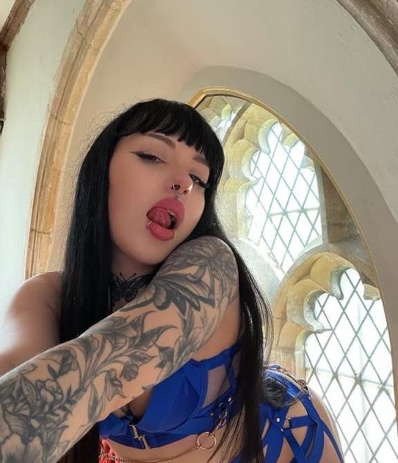 MistressMid4's tweet photo. Am a goddess looking for a submissive https://t.co/WM25qD9lKz
