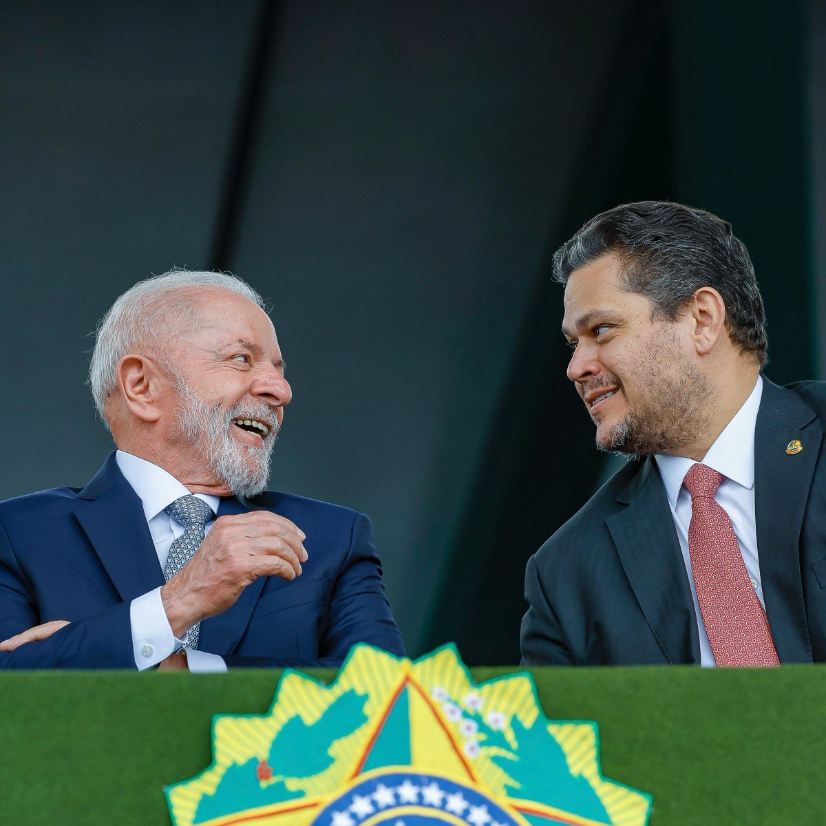 eixopolitico's tweet photo. 🇧🇷 AGORA: Após encontro com Lula, Davi Alcolumbre dá início à tramitação no Senado da PEC que acaba com a escala 6x1. https://t.co/CDkh7P83Uj