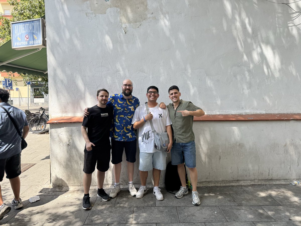 mickeyflus_05's tweet photo. Que gran dia, he podido conocer a @Toniki20 @Sesuko9 @AngrodTralari y a la @SpainOWWC , de verdad ha sido un gusto conoceros a todos y gracias por las fotos, un gusto! :D https://t.co/gddIUIynIn