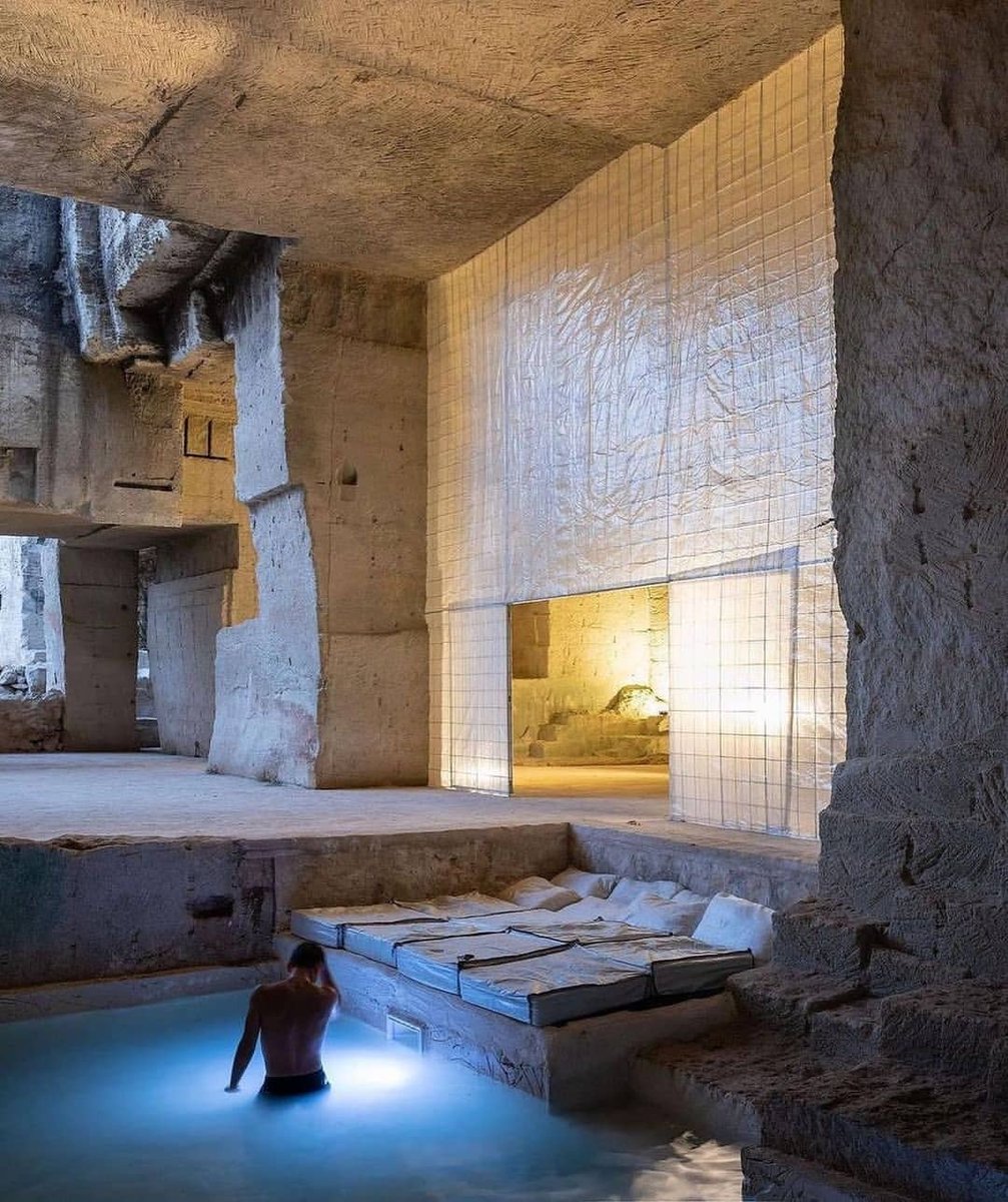 A13Docmo's tweet photo. Me encanta esa espacialidad marcada por la excavación en la roca.  Una forma de estereotomía que se aleja de la definición clásica y deja ver esa idea moderna de excavación y vacíos co-relacionados al programa.
Ca'n Terra; Ensamble Studio. https://t.co/K4Au3uYqNS
