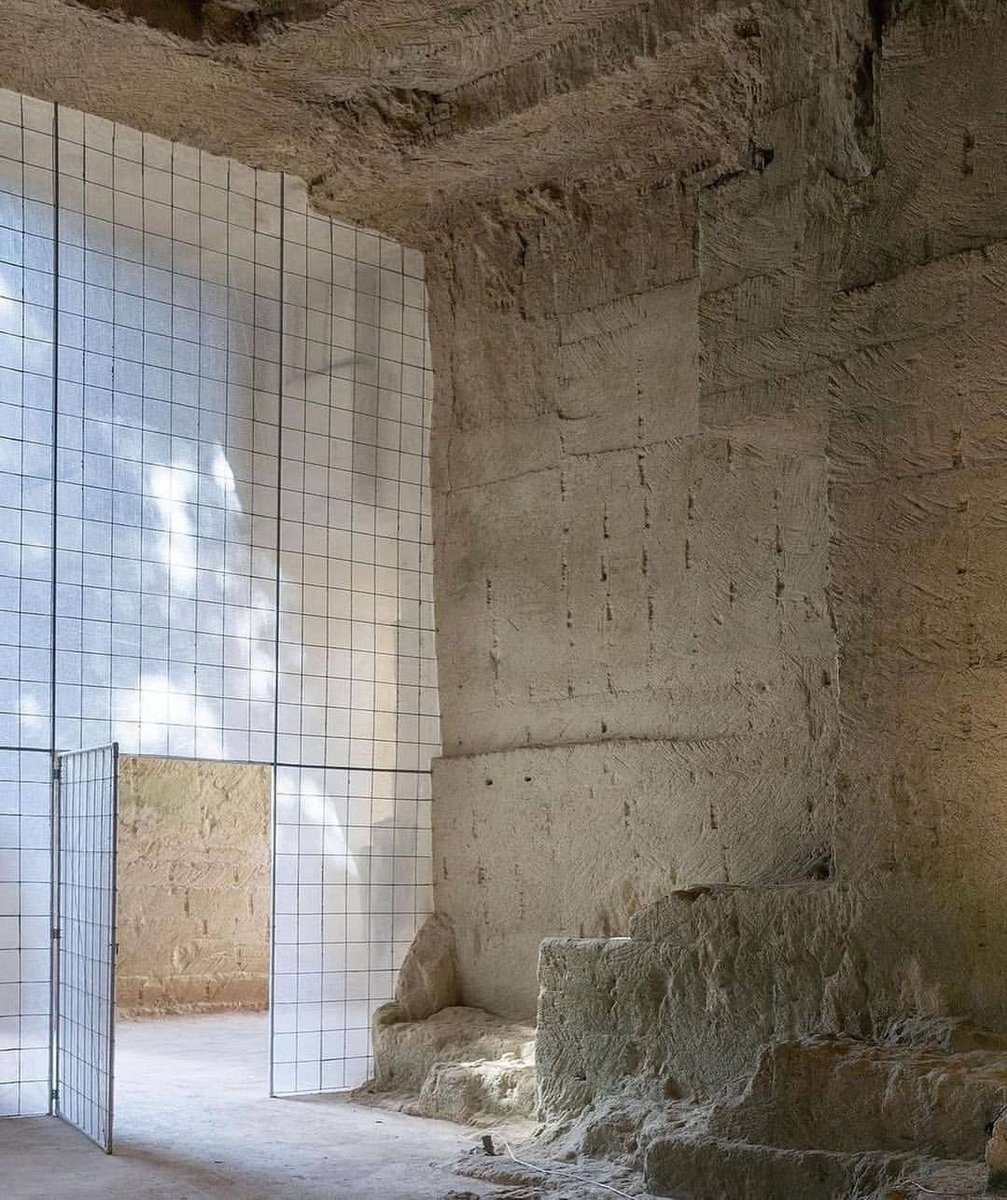 A13Docmo's tweet photo. Me encanta esa espacialidad marcada por la excavación en la roca.  Una forma de estereotomía que se aleja de la definición clásica y deja ver esa idea moderna de excavación y vacíos co-relacionados al programa.
Ca'n Terra; Ensamble Studio. https://t.co/K4Au3uYqNS
