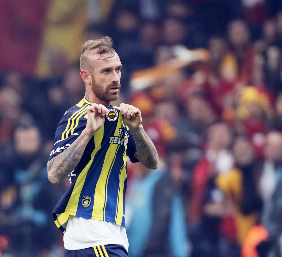 musaucan33's tweet photo. Lukaku ile 2,5 saat telefonda konuşmuş…

Ona Kadıköy'ü, taraftarı, kulübü, İstanbul'u anlatmış.

Güzel ayrıldığımız her yıldız gibi, oynadığı diğer kulüpleri unutup Fenerli olmuş çünkü. Ömürlük bağlanmış…

Gönüllü Fenerbahçe elçisi. 6 saat gerekse, 6 saat konuşurdu Fenerbahçe'sine hizmet için.

Alex, Appiah, Roberto Carlos, Škrtel, Sow, Bolić, Okocha, Dzeko, Pierre, Arda, Tadić gibi, gönüllü Fenerbahçe elçiliği yapmış.

İşte bunlar hep camia evlatları…

Teşekkürler Meireles!