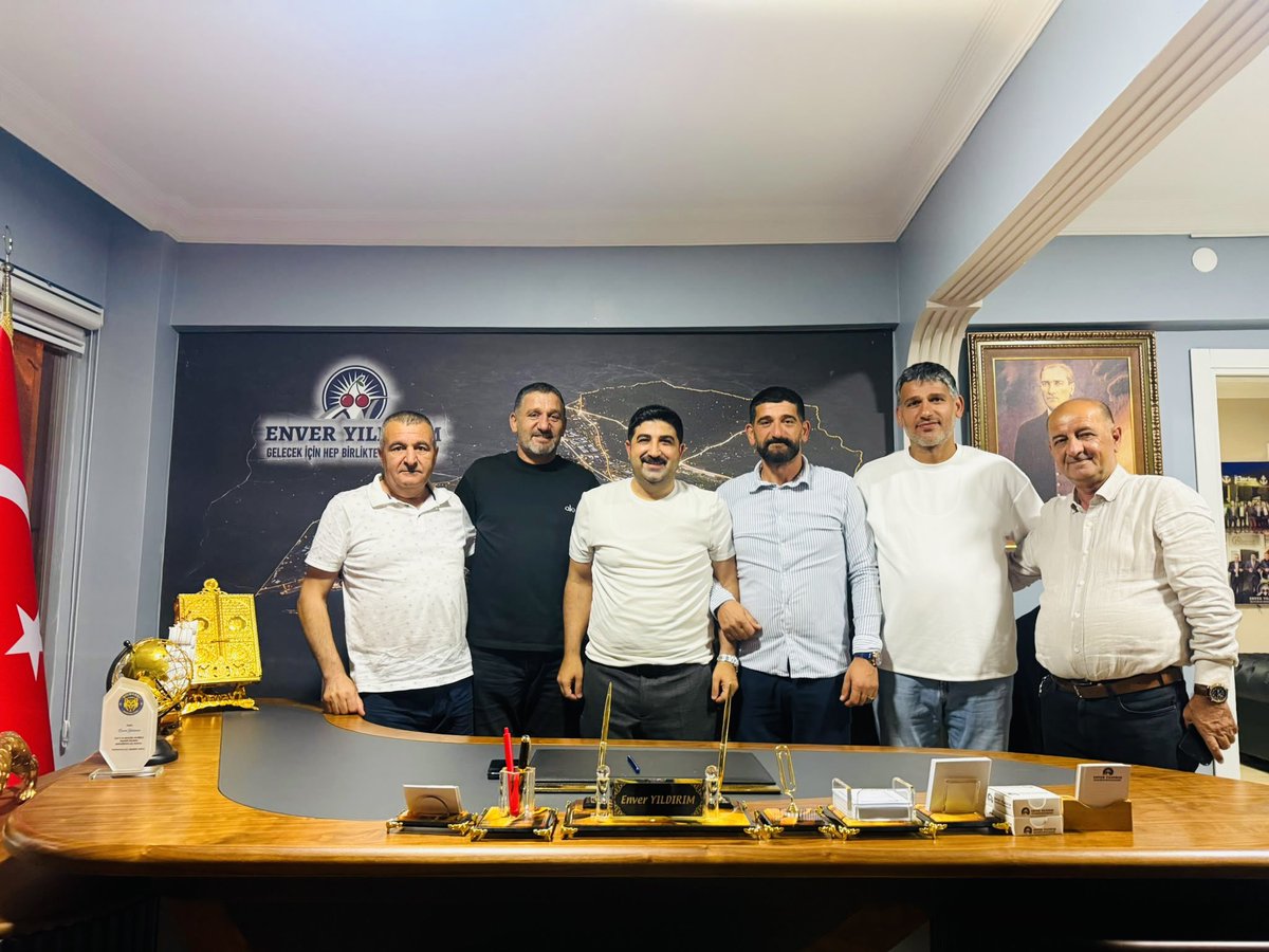 EYLDRM41's tweet photo. Bu akşam ofisimizde bizleri ziyaret eden kıymetli kirvelerim ve akrabalarım Burhan Kocabay, Ayhan Kocabay ve Metin Kocabay’ı ağırlamaktan büyük mutluluk duyduk.

Aile olmak, akraba olmak, kirve olmak; zor günde birbirinin yanında durmak, sevinci ve hüznü paylaşmaktır. Bizleri güçlü kılan en büyük değerlerden biri de aile, akrabalık ve kirvelik bağlarımızdır.

Nazik ziyaretleri ve güzel sohbetleri için kendilerine teşekkür ediyorum. Rabbim birlik ve beraberliğimizi daim eylesin.

Ailemizle, akrabalarımızla, kirvelerimizle el ele; ortak akılla, birlik ve beraberlikle gelecek için hep birlikte başaracağız. 

#BirlikBeraberlik #Aile #Akrabalık #Kirvelik #GelecekİçinHepBirlikteBaşaracağız