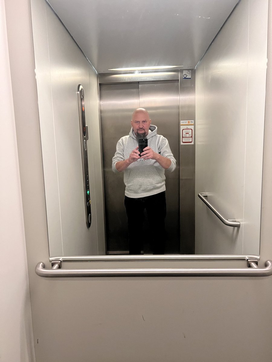 dasimaster's tweet photo. Fick lov å ta en @enblom_pekka bild när man åker hiss för en gångs skull.😁 https://t.co/dmBSo6pr6O