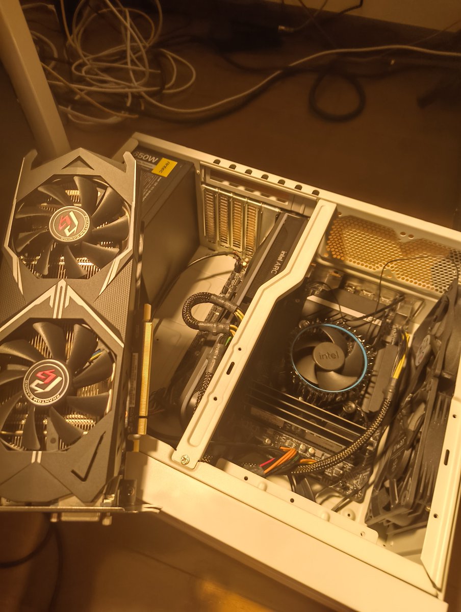 TTEESSSTTTT's tweet photo. MacProからRX570を拝借

ArcとRadeon悪魔合体でVRAM24GB https://t.co/w8GZpI7BSV