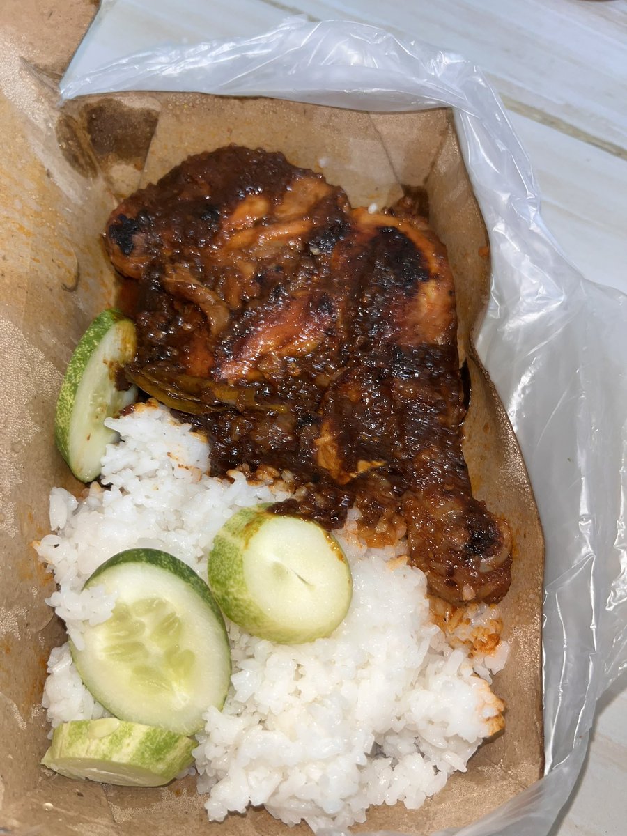 vanillys_'s tweet photo. beli nasi ayam bakar 35k di gbk shock ayam apa anjir GEDE BGT sampe gumoh 😭 https://t.co/srrKckk2Bl