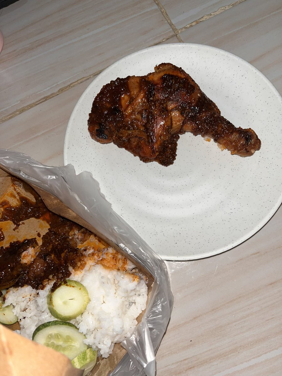 vanillys_'s tweet photo. beli nasi ayam bakar 35k di gbk shock ayam apa anjir GEDE BGT sampe gumoh 😭 https://t.co/srrKckk2Bl