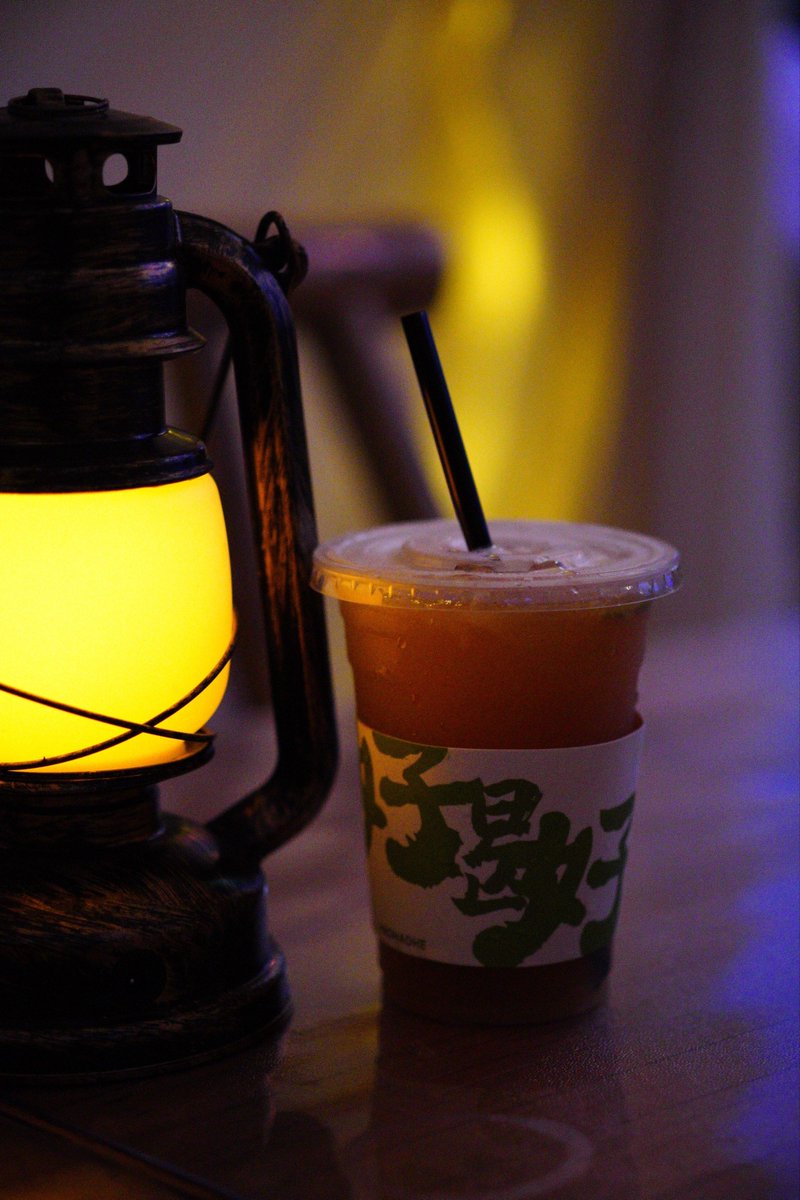 ghee2903's tweet photo. Late-night bites hit different when the miso soup’s simmering and the red lantern’s glowing. （深夜的一口热食，就该配咕嘟冒泡的味噌汤和暖黄的红灯笼才对味。） https://t.co/NVtc5HFVKO