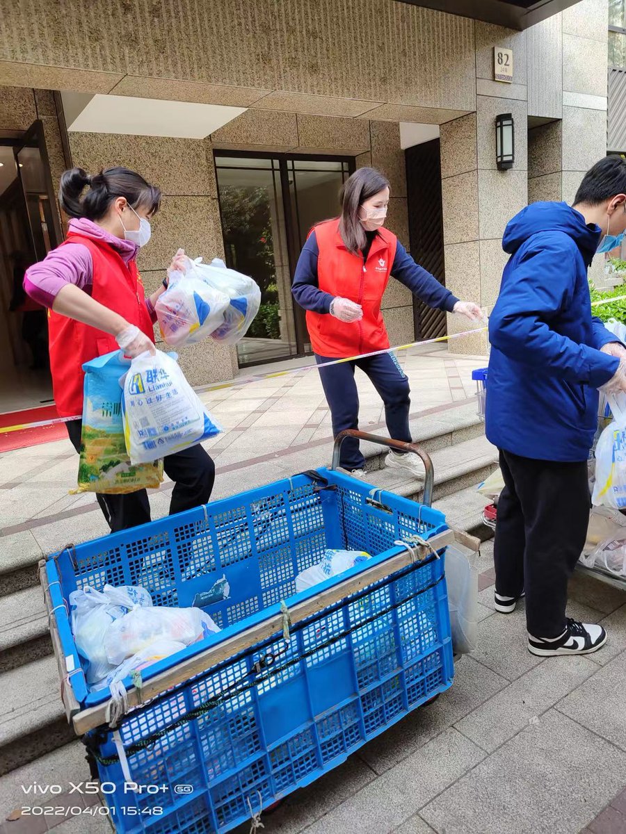 nOuXV1ITlVmmdmH's tweet photo. Just wrapped 3 days of community food bank volunteering—helped sort 200+ grocery bags for local families in need. Small hands, big hearts, so grateful for the chance to give back! https://t.co/ftECwiGnkh