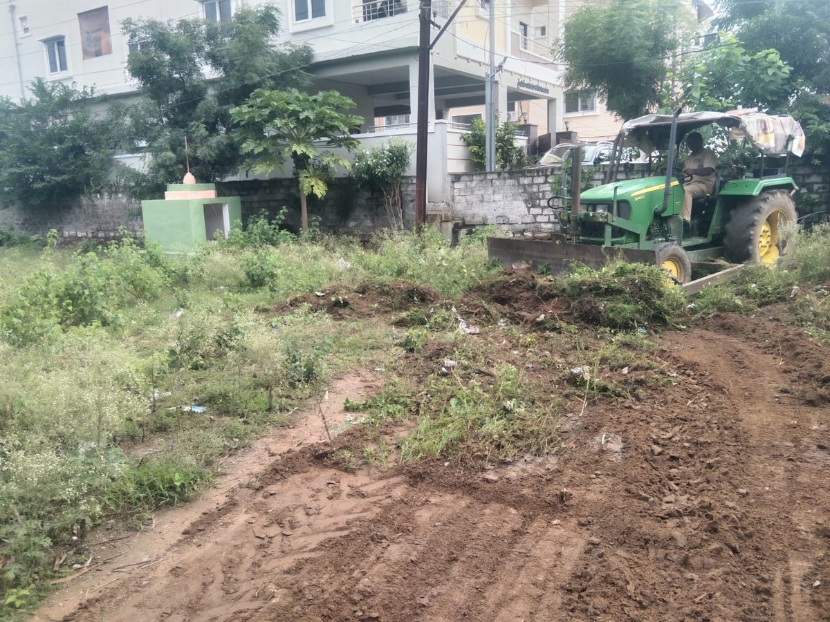 DEESWM's tweet photo. బోనాల శోభలో వెనకడుగు వేయని స్వచ్ఛ సైనికులు! 🧹🌺
​బోనాల పండుగ స���దర్భంగా శంషాబాద్‌లోని గుడులు, ఊరేగింపు మార్గాలను అహర్నిశలు శుభ్రం చేస్తూ, భక్తులకు ఎలాంటి అసౌకర్యం కలగకుండా సేవలందించిన పారిశుద్ధ్య కార్మికులకు, ఊడ్చే సిబ్బందికి హృదయపూర్వక ధన్యవాదాలు https://t.co/SiLZRFMVmo