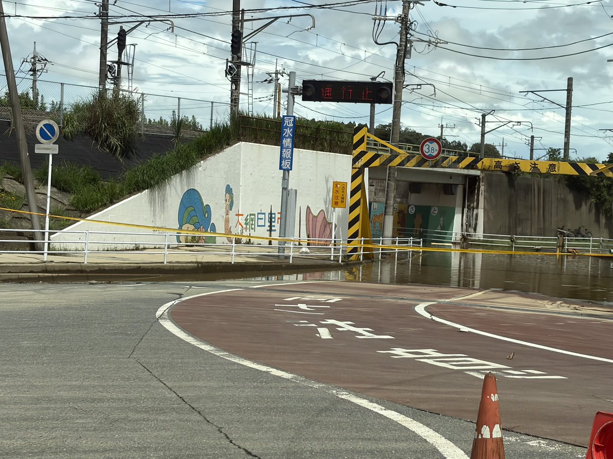RailAnnounceJP's tweet photo. 今日も仕事で千葉・大網へ。
道中には大量の立ち往生した車。高架下の商店街は全て水没、駅前のアンダーパスはまるで池のようになっていました。 https://t.co/70rknOa1qf
