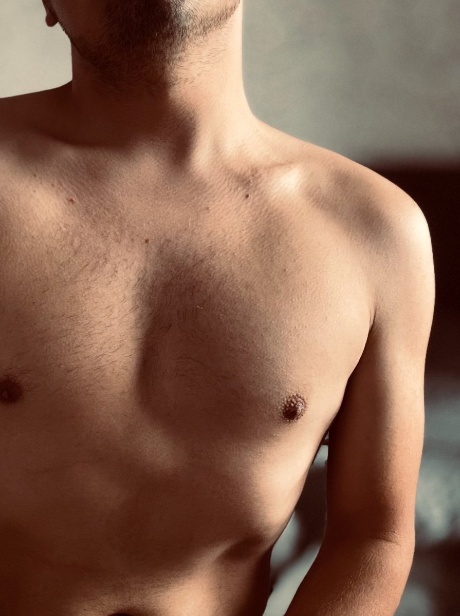 Jq8G4's tweet photo. Evening vibe, laying naked. ☺️ https://t.co/CwUnDEnStZ