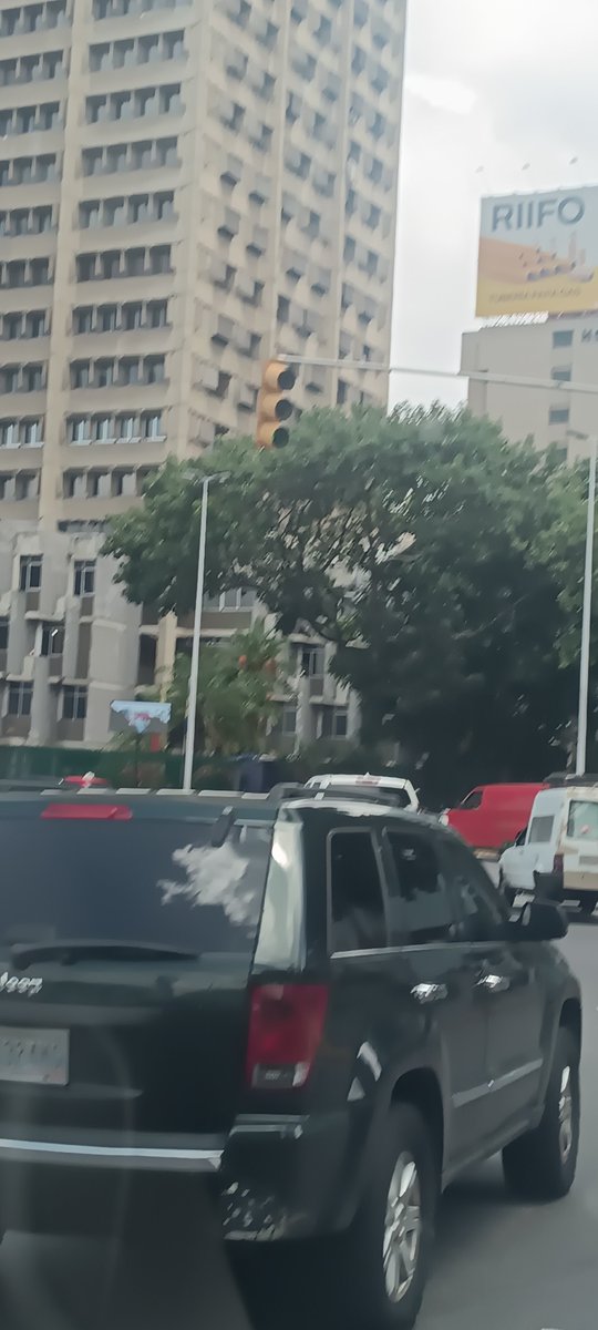 Sportracks's tweet photo. Un mes ya tiene el semáforo de plaza Venezuela mirando para otro lado....... #caracas #vialidad #inttt @mintransporteve https://t.co/za7eBYHgsh