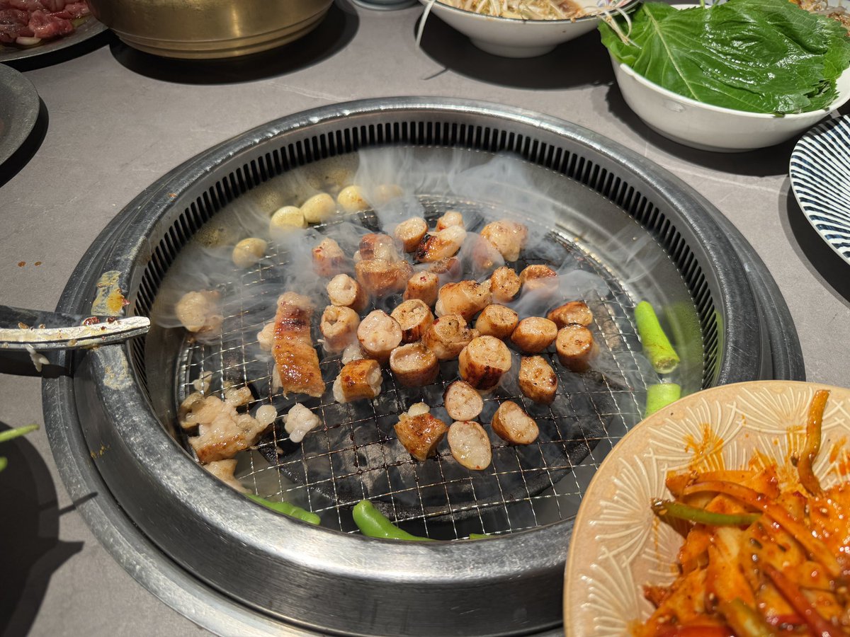 Sad_CH3N's tweet photo. 终于吃到了想了很久的烤牛肠😋😌 https://t.co/cwd7t6ryDL