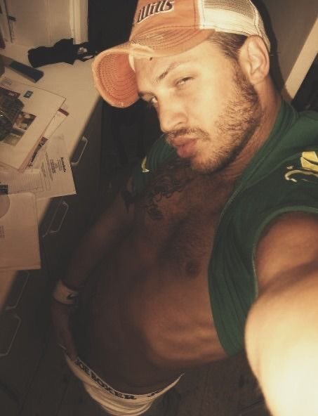 cillihardy's tweet photo. se habla mucho de dicaprio joven pero TOM HARDY JOVEN mamita la face card y los labios de petero que manejaba y ni hablemos de sus fotos de myspace https://t.co/sO7kKPWIgv
