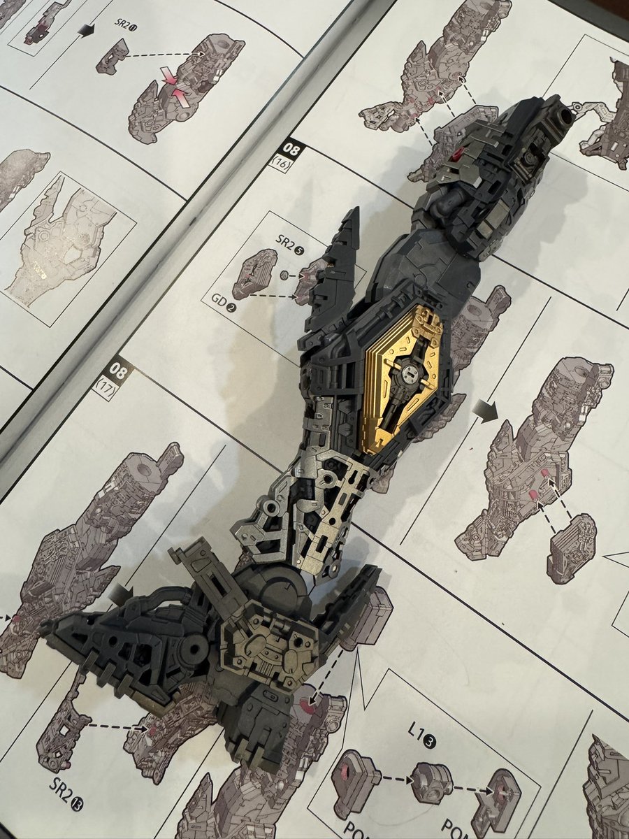 gatosyoji's tweet photo. レーバテイン、左脚の内部までできた。ふくらはぎの金色パーツはなんだろうね。放熱ユニットにしては存在感ありすぎだし。やはりラムダドライバ関連だろうか。教えて偉い人。あー、俺か。うーん…ラムダドライバの力場みたいなのを、まずどかーんと生み出す装置的な？けっこうでかい電力を使うんで、アーバレストよりも大きいんだ、たぶん。ここで大きな力場を作って、各関節に仕込まれてる誘導材みたいなのでいろいろ細かく制御する…みたいな？ちゃんと考えてあるんだろう、角度とか。
すまない、さすがにそこまで考えてない。